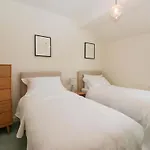 Tram Lane Nyaraló *